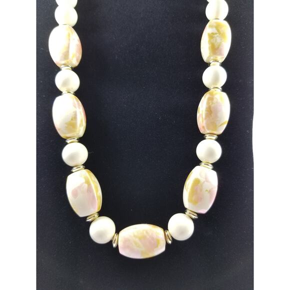 Coro Cream Marbleized Graduated Beaded Signed Vintage Single Strand Necklace - Picture 4 of 10